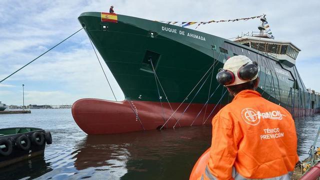 Botadura del buque «Duque de Ahumada» de la Guardia Civil en el astillero de Armón en Vigo.