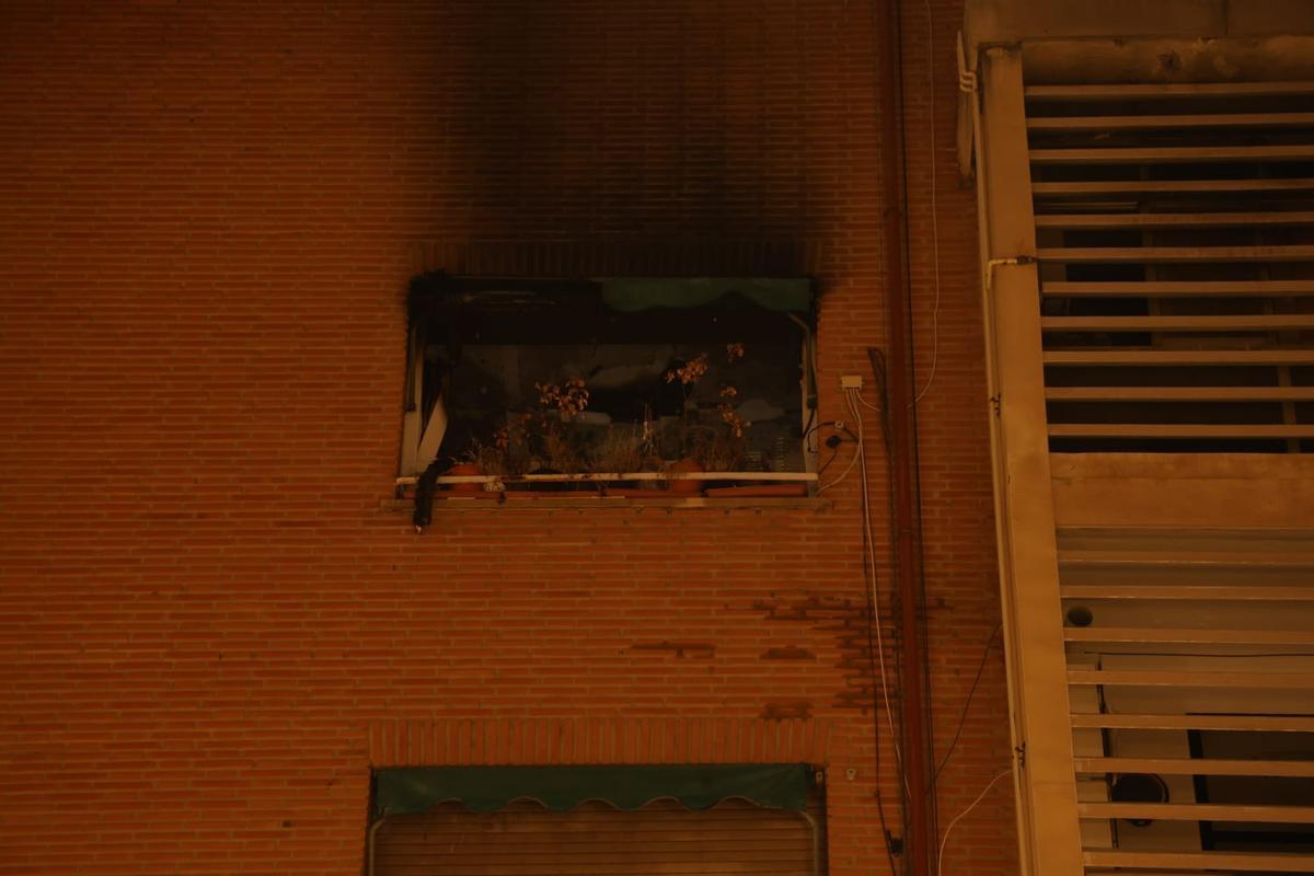 Imagen de la ventana quemada del piso de Armando, con las macetas que tanto cuidaba, aún en el alféizar.