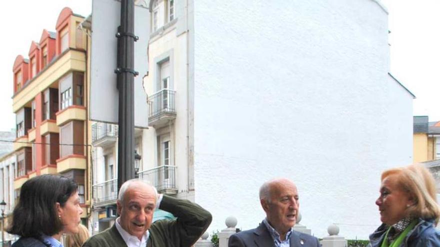 Carmen Pérez García de la Mata, diputada regional; Salvador Méndez, alcalde de Coaña; Ramón Rodríguez, alcalde de Villayón, y Mercedes Fernández, ayer en Navia.