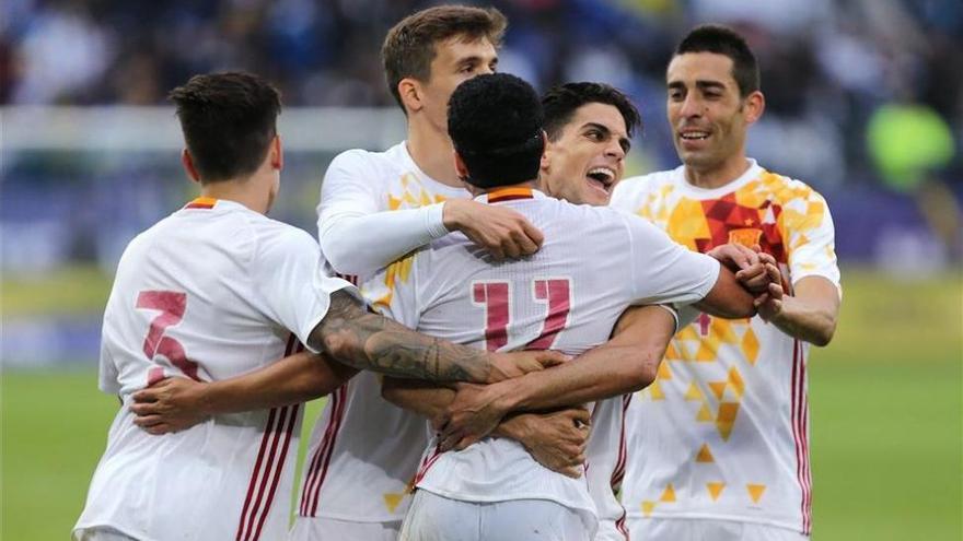 Los amarillos Asenjo y Denis Suárez debutan con &#039;la Roja&#039; ante Bosnia (3-1)