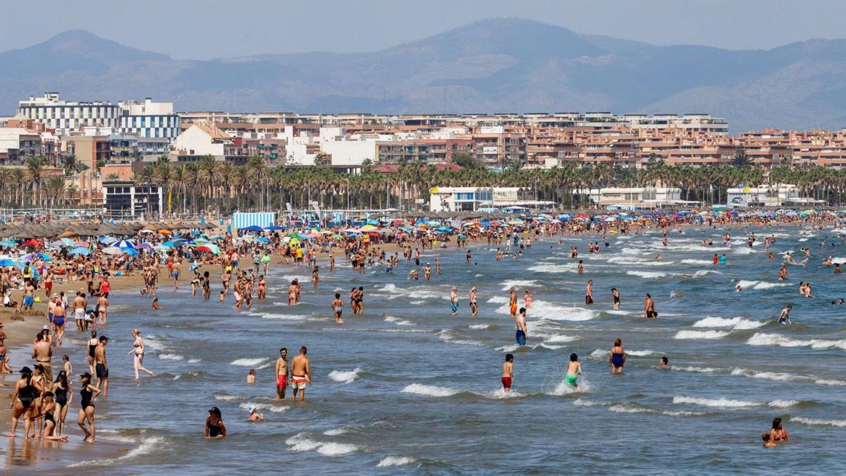 Imagen de la playa de La Patacona en la segunda semana de septiembre.  | EDUARDO RIPOLL