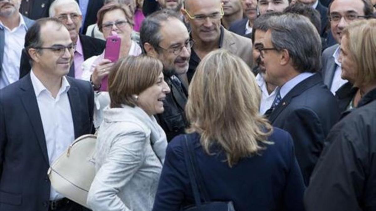 Antonio Baños y Artur Mas se saludan antes de que el 'president'  entre en el Palacio de Justicia, el jueves.