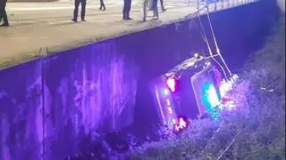 Dos policías locales salen ilesos tras caer con su coche por un desnivel en una persecución en Pontevedra