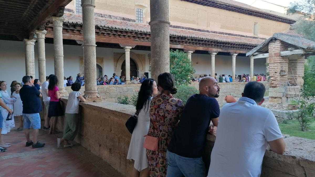 Visitantes recorren el claustro del monasterio del Sancti Spíritus