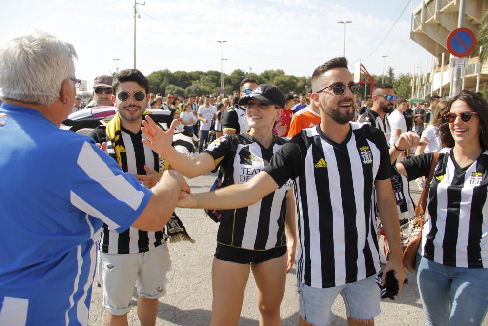 Multitudinaria llegada del FC Cartagena