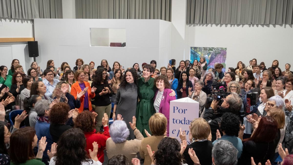 Noa Presas, Ana Pontón y Goretti Sanmartín en un encuentro con mujeres ayer en Santiago