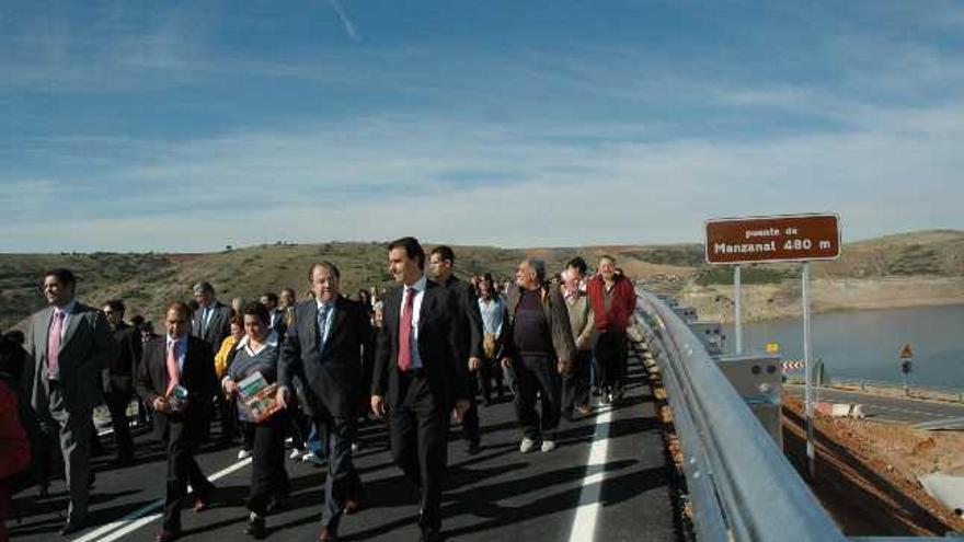 Martínez Maíllo, Juan Vicente Herrera y otros responsables cruzan a pie el nuevo puente seguidos por los vecinos