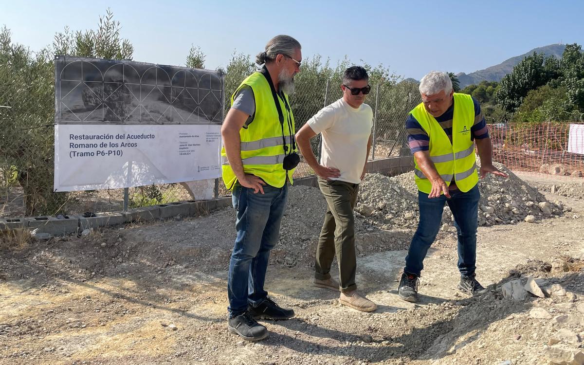 El concejal de Urbanismo de Altea Jose Orozco (en el centro) atiende las explicaciones de los técnicos sobre la restauración del acueducto romano de Els Arcs.