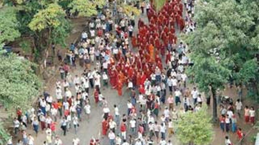 Más de 800 monjes detenidos en varias redadas en Birmania