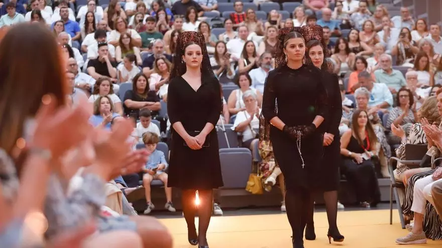 La Feria Cofrade de Córdoba se clausura con un multitudinario desfile de mantillas