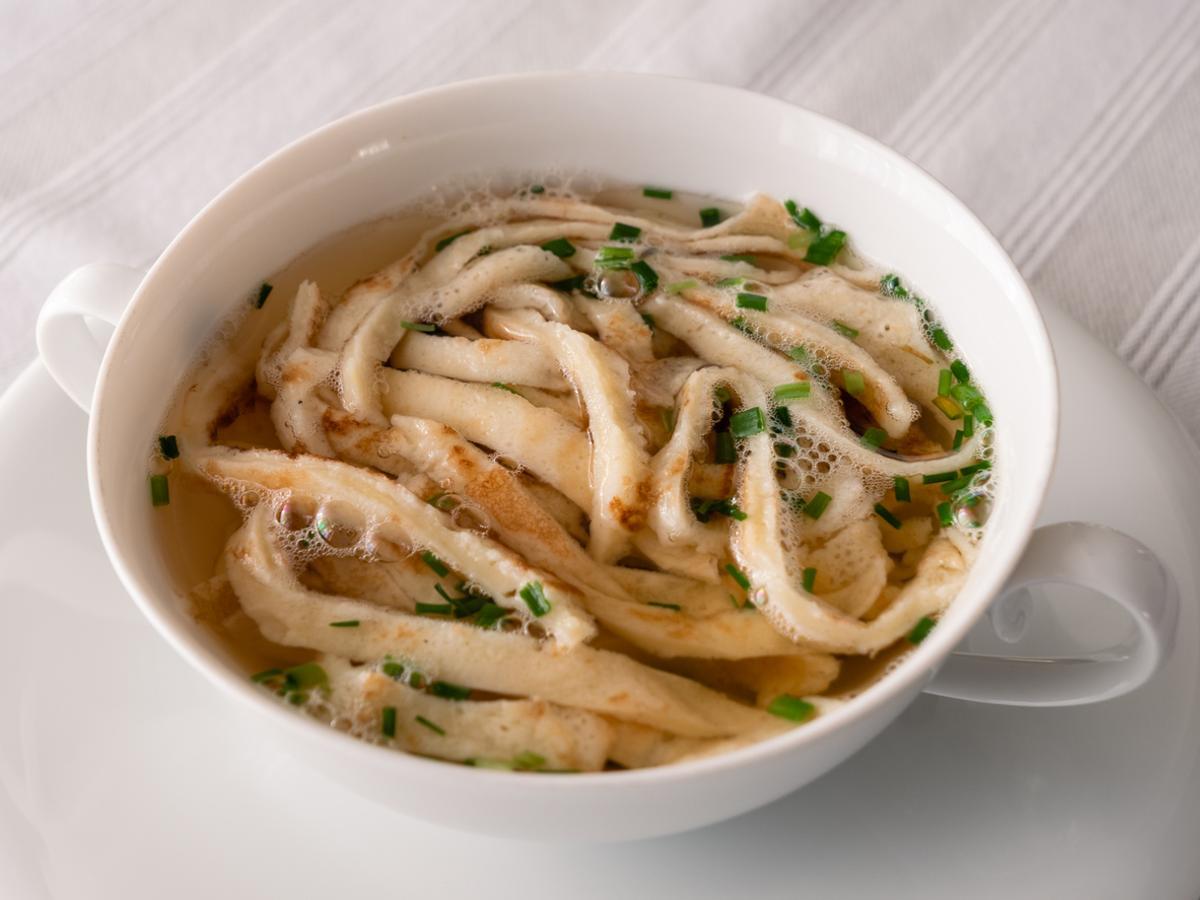 Sopa de panqueques en rodajas o Frittatensuppe