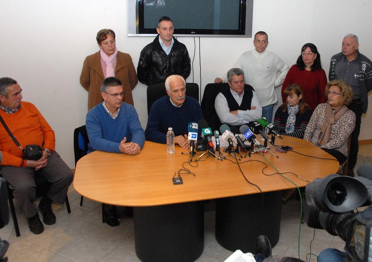 Grupo de padres que denunciaron a la Orden San Miguel, en 2014. // González Núñez