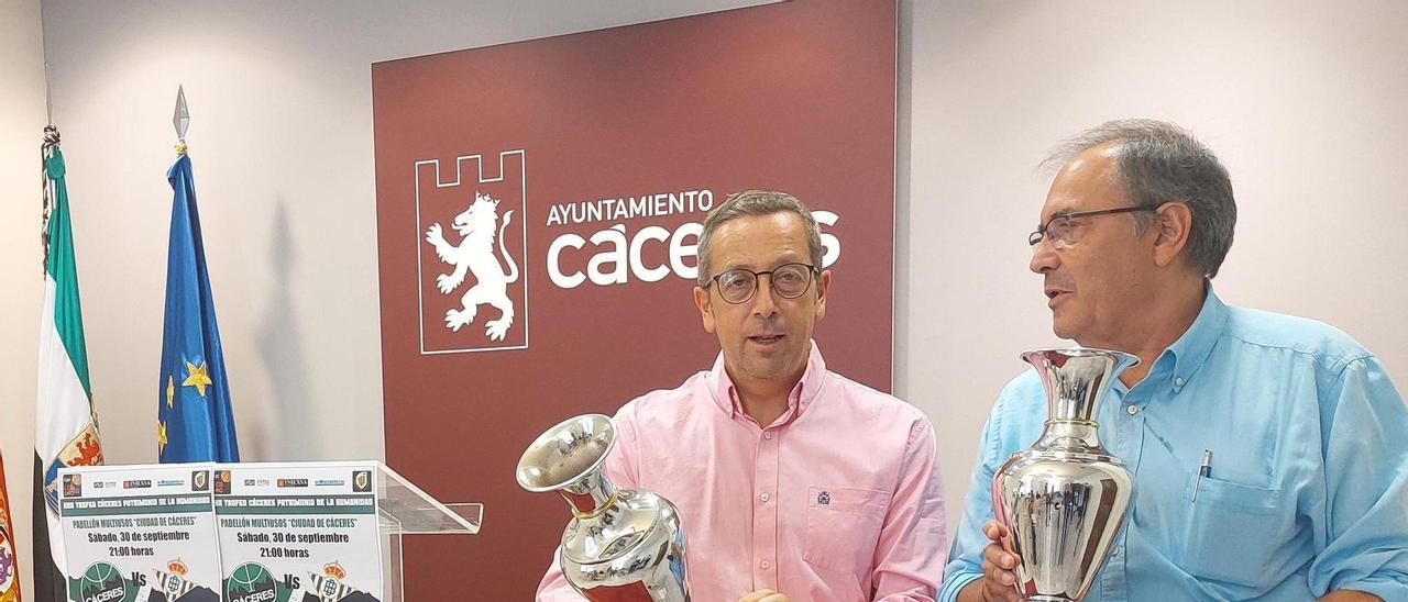 El concejal Emilio Borrega y el presidente del Cáceres, este jueves.