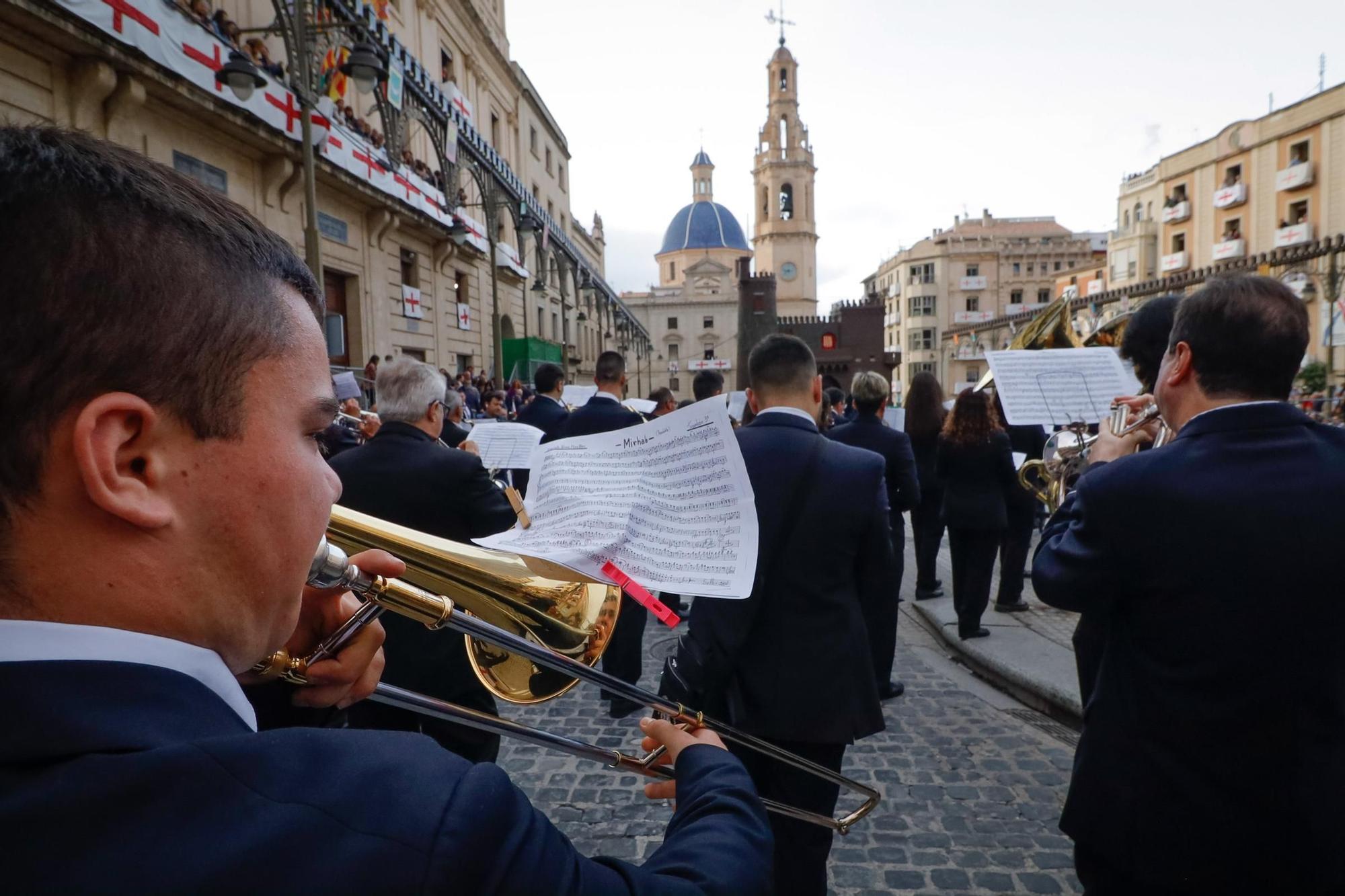 El Himno levanta el telón de la Fiesta en Alcoy
