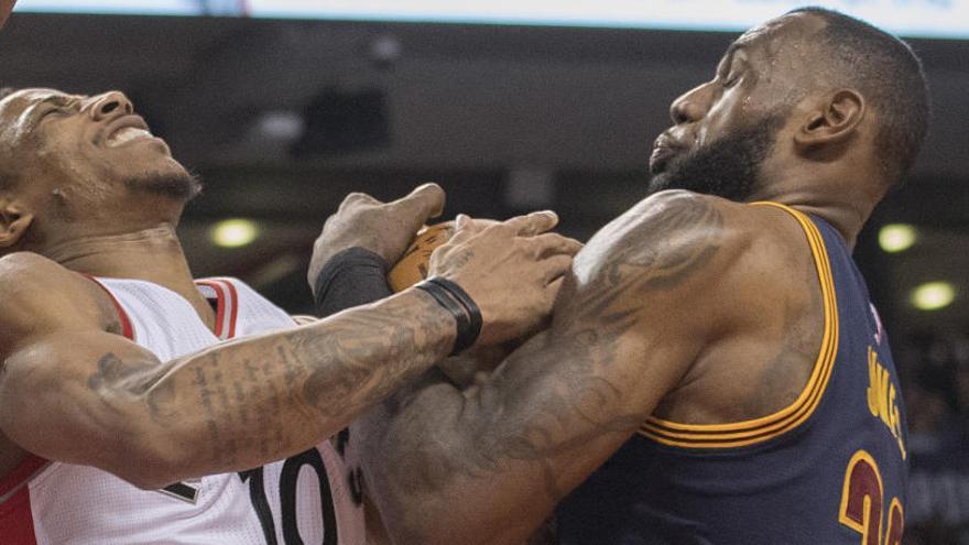 LeBron James, (dcha.), durante el partido.