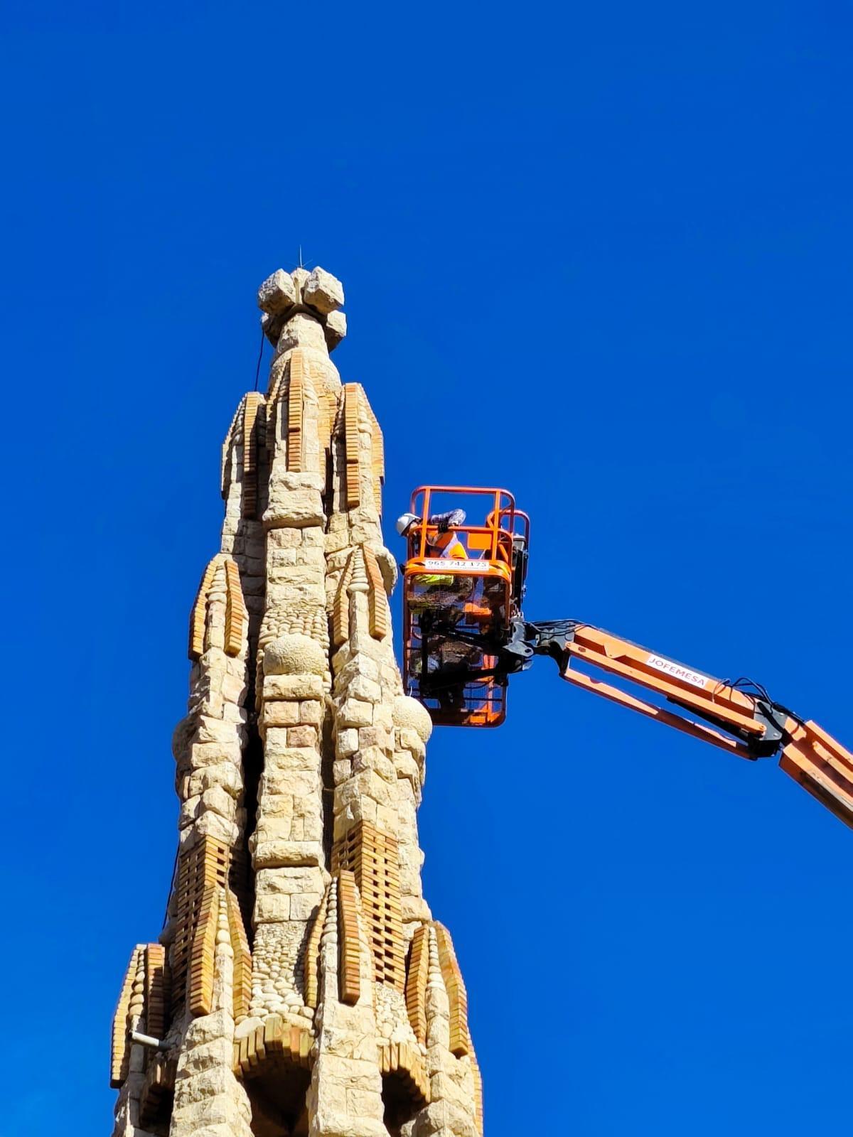 Un operario de la empresa especializada trabaja en el santuario.
