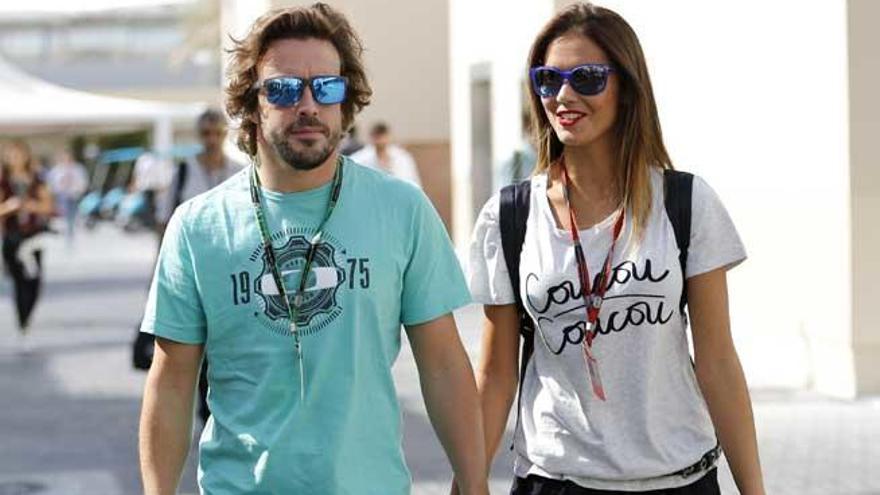 Lara Álvarez pasea de la mano con Fernando Alonso.