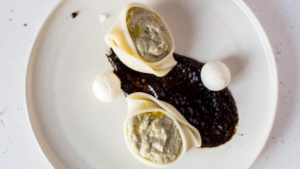 'Galets' rellenos de alcachofa, crema de ajo negro y cuajada láctica de vaca de Laura Veraguas.