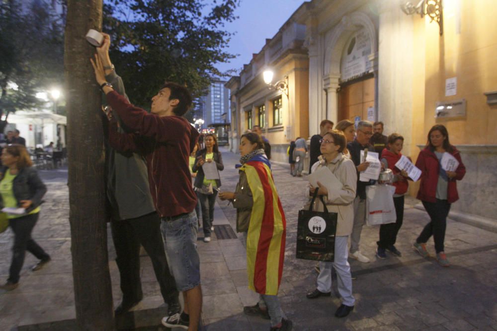 Enganxada de cartells a Girona a favor del referèndum