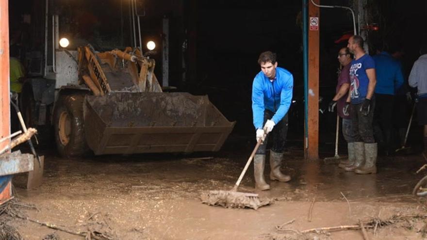 Rafa Nadal ayuda a achicar agua y barro tras Las Inundaciones en Mallorca