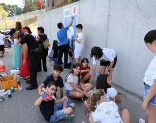 El Arealonga inmortaliza su mensaje contra el acoso en el paseo marítimo