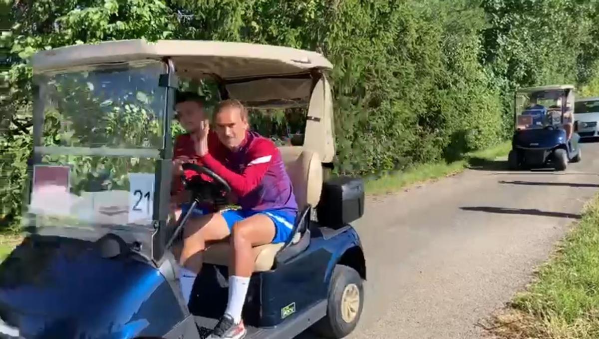 ¡En buggies de golf! Así llegan los jugadores a los campos de entrenamiento de Alemania