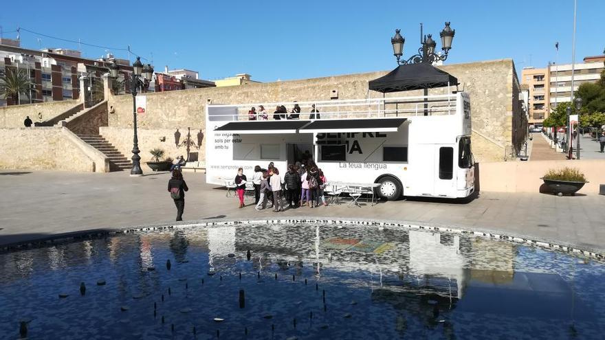 El «Bus de la Llengua» visita la comarca de la Ribera