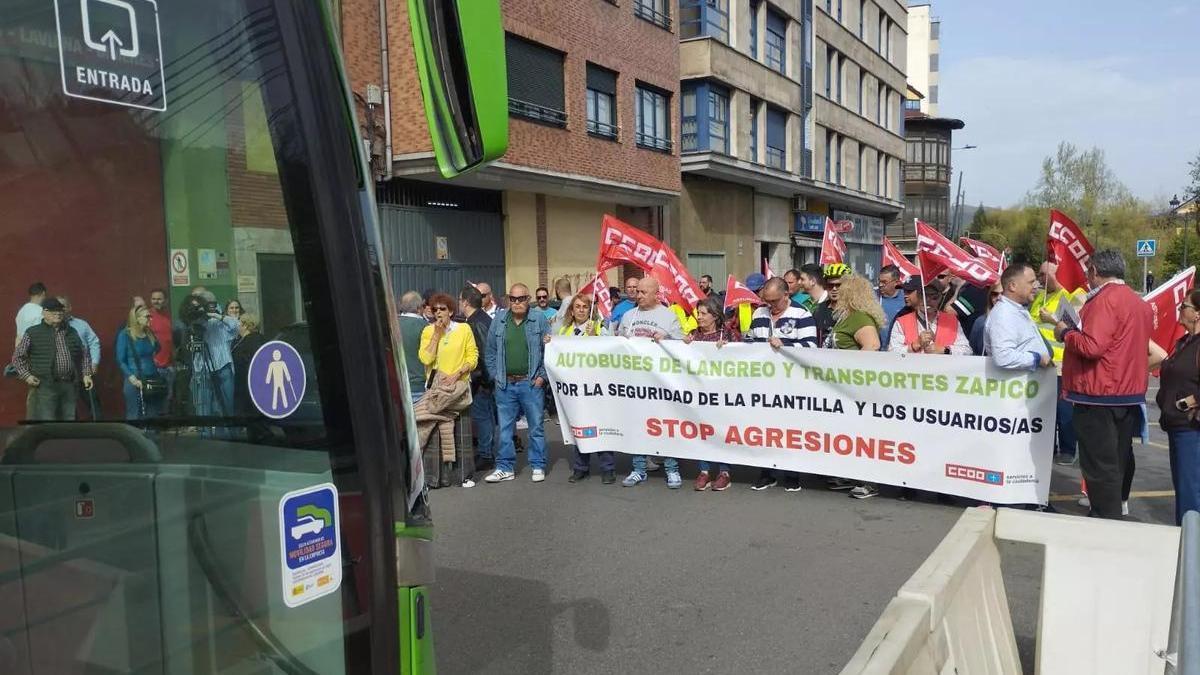 Protesta de conductores de autobuses del Nalón durante la huelga organizada esta primavera por la falta de seguridad en los servicios búho.