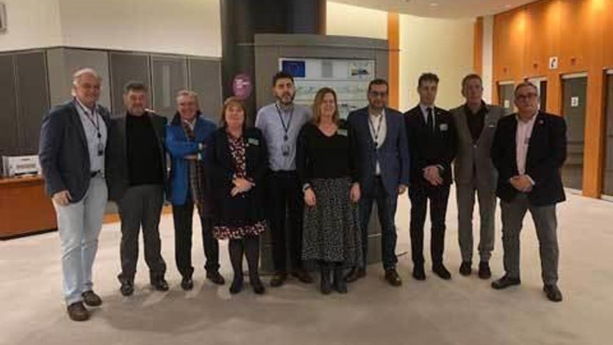 La delegación de alcaldes de Acom, ayer, en Bruselas.