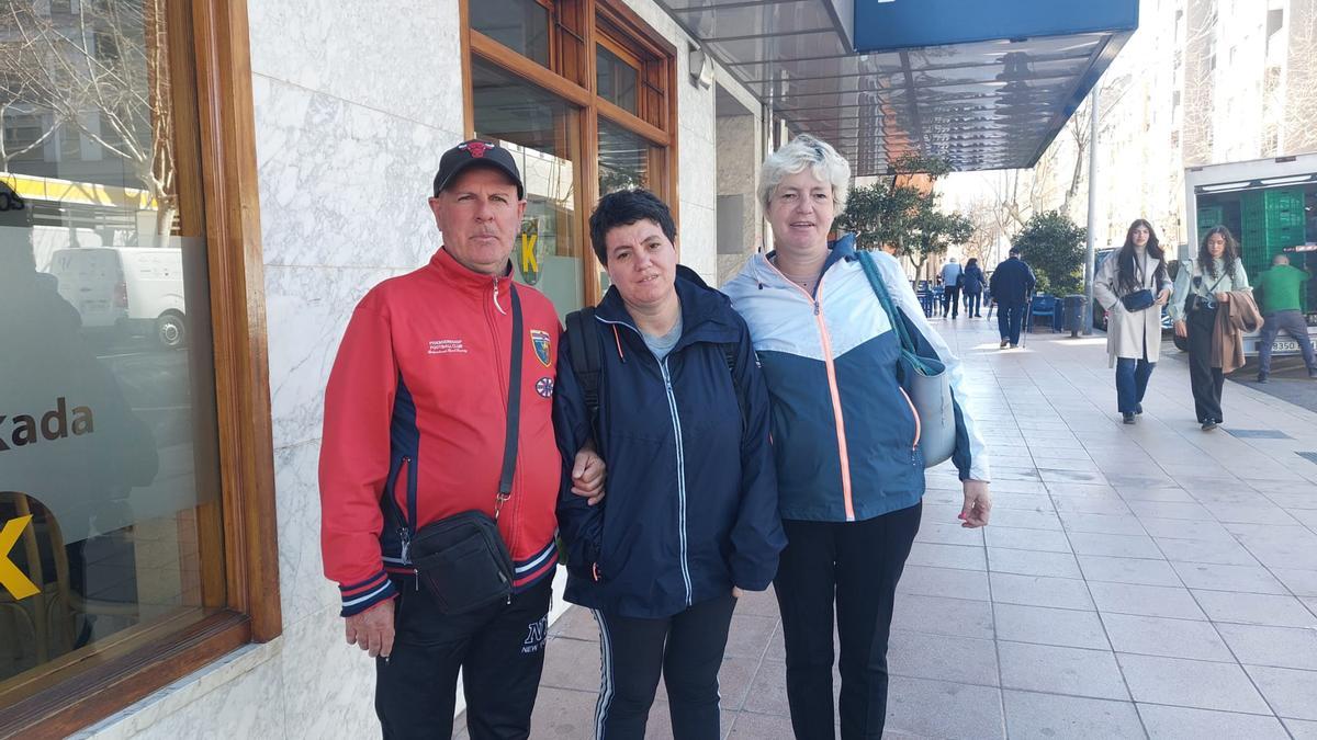 Los italianos Antonio, Simona y Paola, junto al hotel Doña Lola de Castelló.