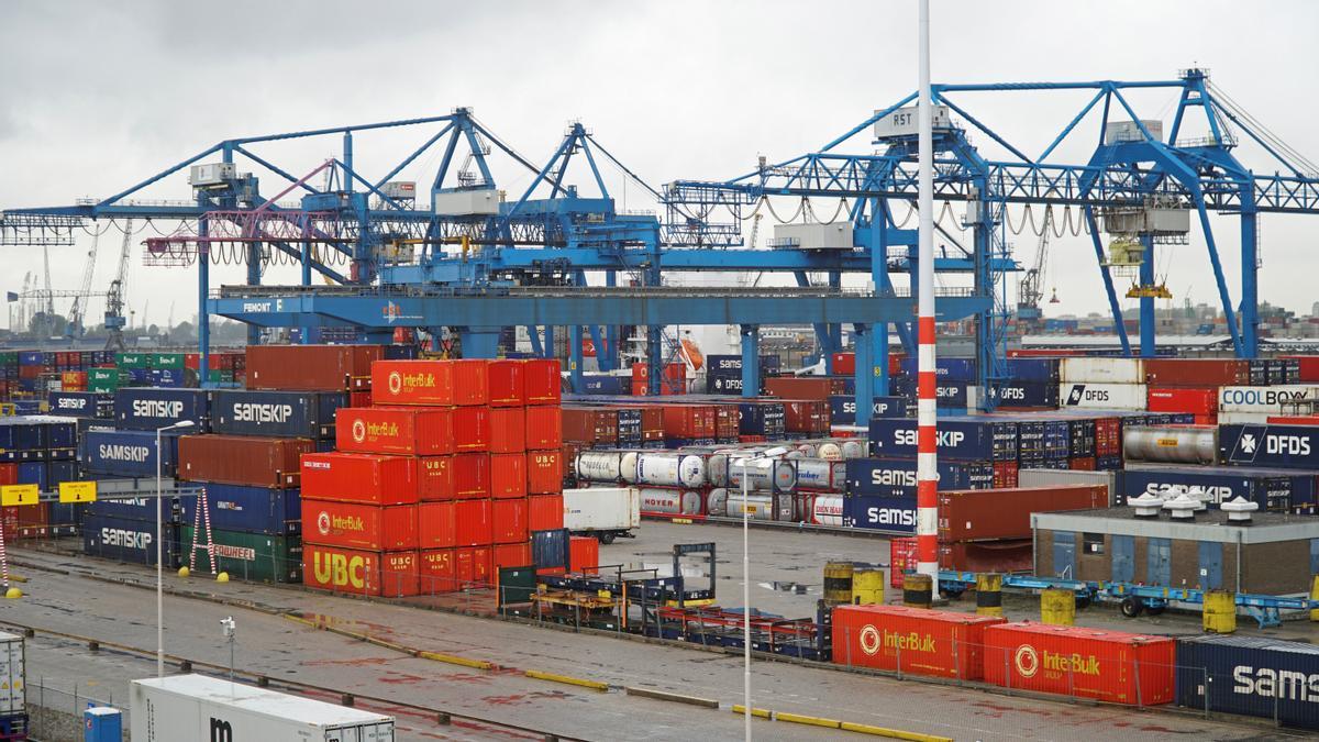 Imagen de archivo del puerto de Rotterdam, una de las principales vías de entrada a la llegada de cítricos de Sudáfrica en terreno de la Unión Europea.