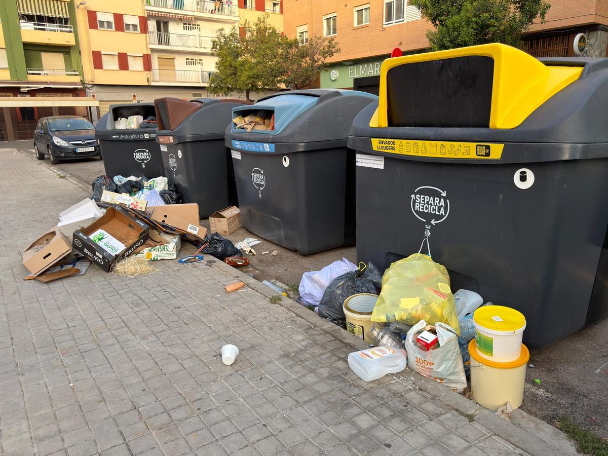 Acumulación de basura junto a contenedores del Port de Sagunt.
