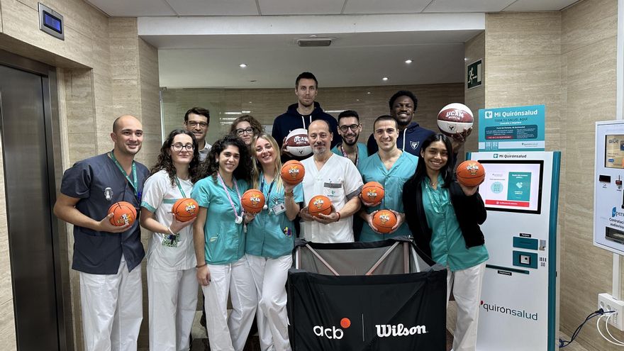 Los jugadores del UCAM Ennis y Brodziansky llevan juguetes a QuirónSalud Murcia