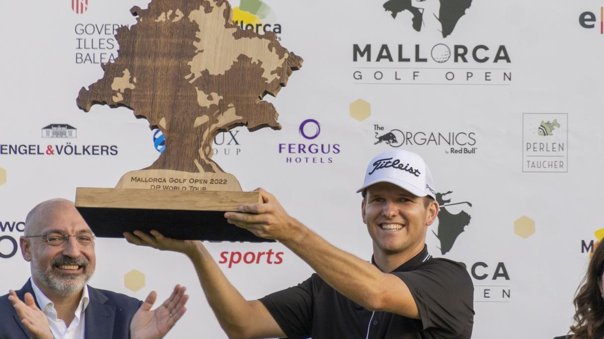 Der Tourismusdezernent des Inselrats von Mallorca, Andreu Serra, überreichte den Pokal an den Gewinner der Mallorca Golf Open Yannik Paul.