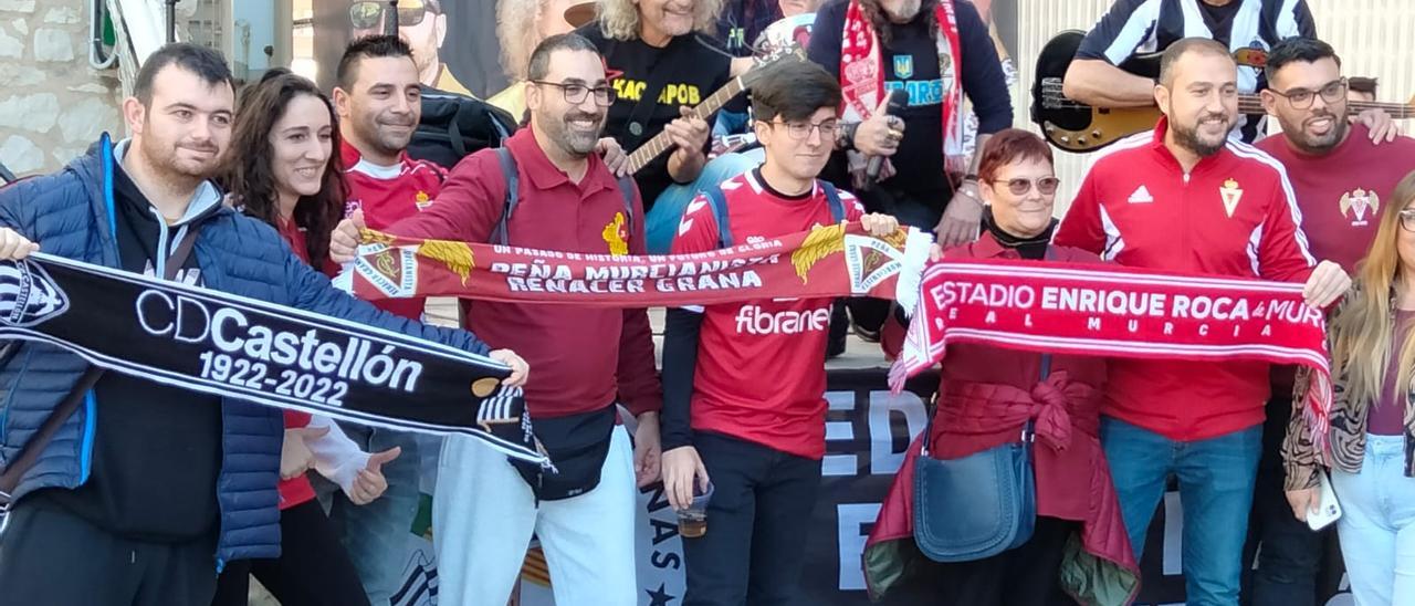 Aficionados albinegros y granas en la previa del encuentro.