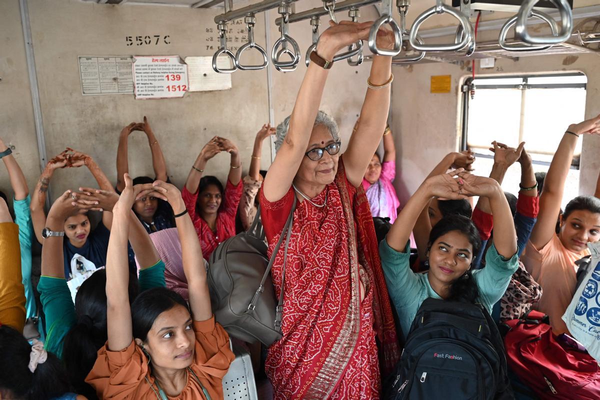 Yoga en el tren en India para celebrar el 8-M