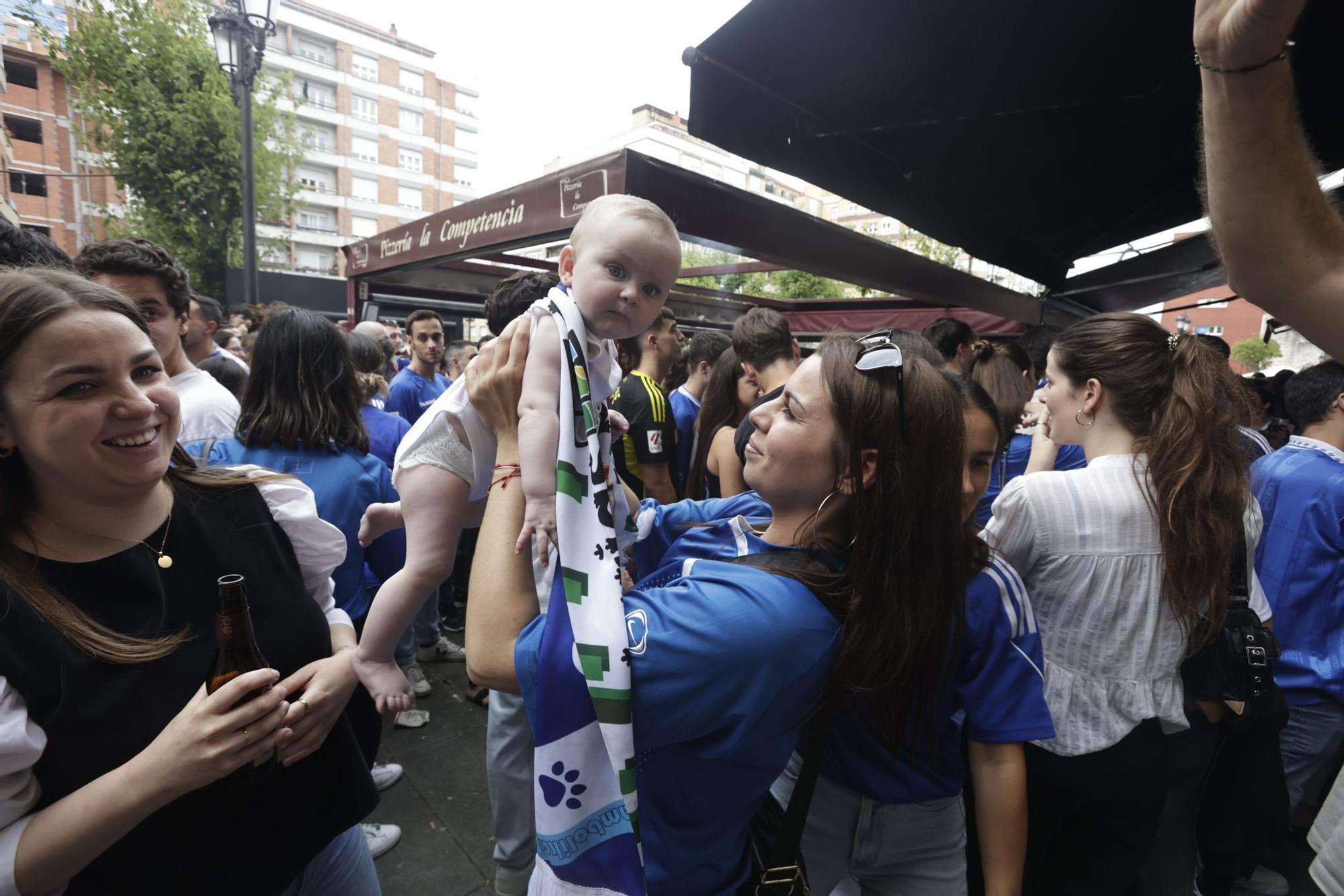 EN IMÁGENES: La afición del Oviedo se echa a la calle para ver el partido ante el Espanyol