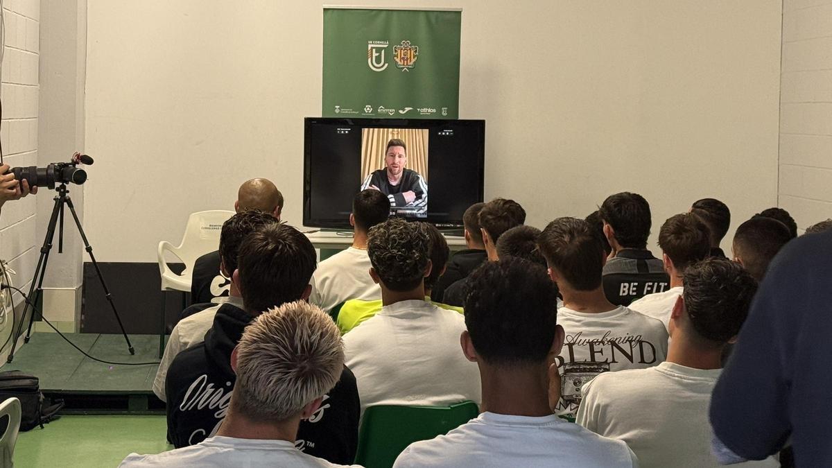 La plantilla del Cornellà observa el vídeo de Lionel Messi.