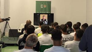 La plantilla del Cornellà observa el vídeo de Lionel Messi.