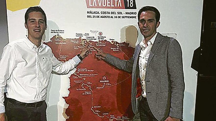 Agustín García y Alberto Contador, en Estepona, durante la presentación de la Vuelta.