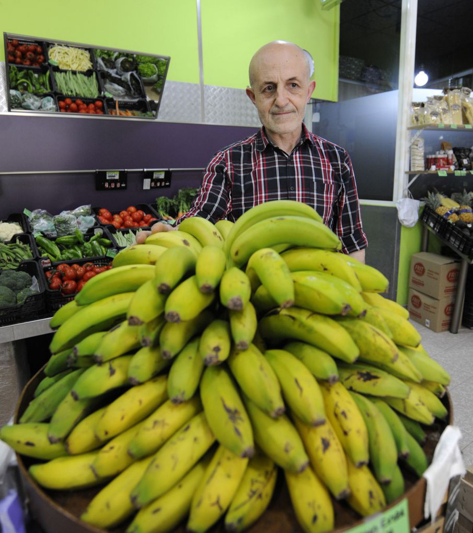 Juan González, en su local de A Estrada. | Bernabé/Javier Lalín