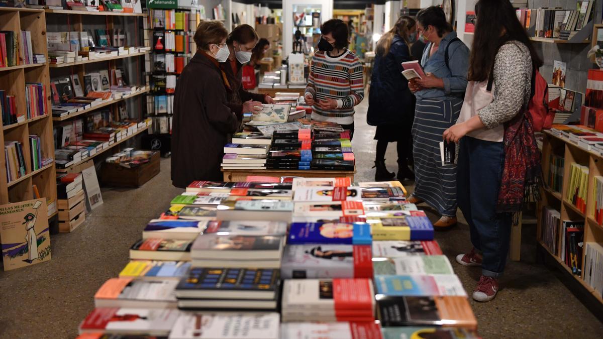 Clientes en una librería de la ciudad.