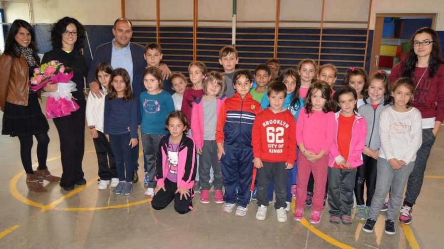 Kely Monzón, Patricia Martínez y Alberto Méndez, ayer, con niños del CEIP de Petelos. // D.P.