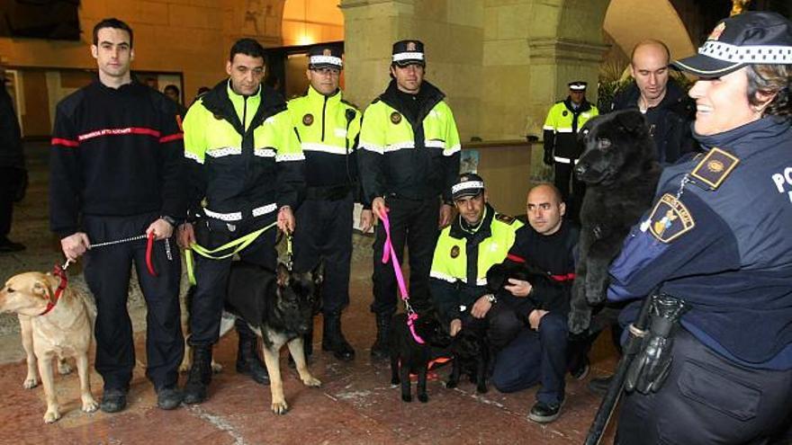 Los miembros de la unidad canina de Bomberos y Policía Local durante la presentación de ayer en los bajos del Ayuntamiento