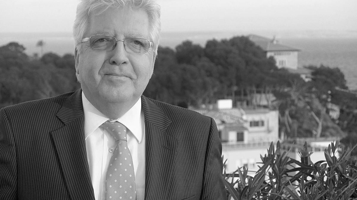 Wolfram Seifert auf dem Balkon seines Penthouses in Cala Major - hinter ihm der Palast von Marivent.