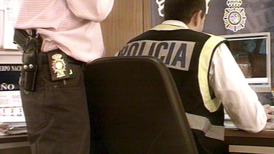 Dos policías rastrean la red en busca de archivos de pornografía infantil.