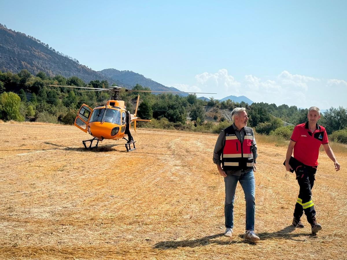 El presidente del Gobierno de Aragón, Jorge Azcón, y el jefe de servicio de Protección Civil, Jorge Crespo, este jueves después de sobrevolar Las Peñas de Riglos.