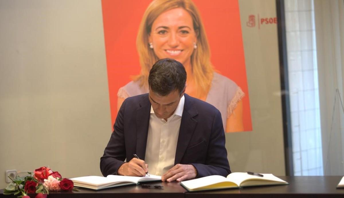 Pedro Sánchez, firma en el libro de condolencias. 