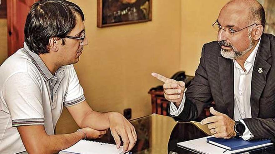 Negueruela con el titular insular de Turismo, Andreu Serra, durante la reuniÃ³n en la Conselleria.