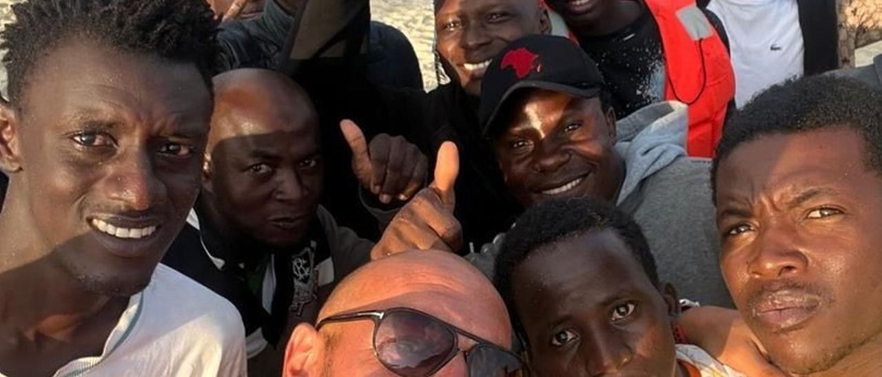 Damián Solé se hace un 'selfie' con los migrantes poco después de que llegarán a la playa donde trabaja.